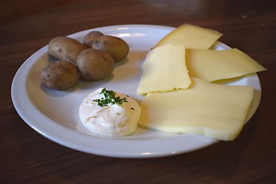 Kartoffeln mit verschiedene Käsesorten